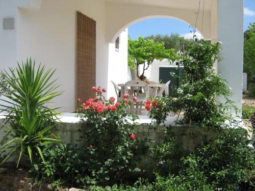 einen Garten vor einem Haus mit Blumen in der Unterkunft Casedda Gelsomino in Ostuni