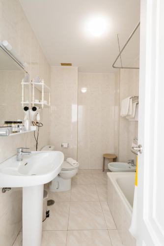 Un baño de Hotel Ton