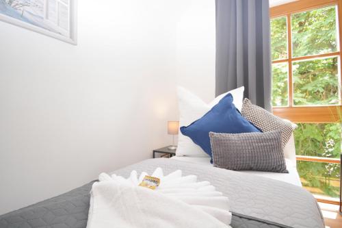 a bedroom with a bed with pillows and a window at NUE12-RI Apartment in Zirndorf in Zirndorf