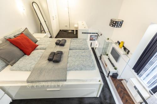 een bed in een kamer met schoenen erop bij Bright & Shine Apartment in Boedapest