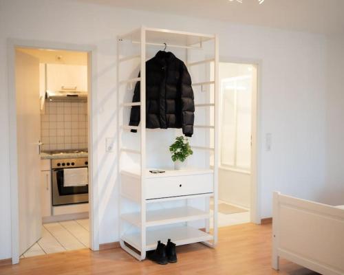una mensola bianca in una stanza con cucina di Centre Apartment a Lipsia