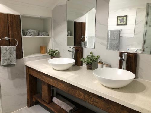 two white sinks on a counter in a bathroom at The Whitehouse in Sassafras