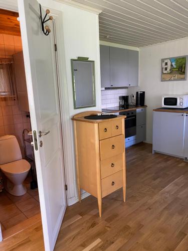 Kuchyň nebo kuchyňský kout v ubytování Gårdshus i lummig trädgård Klintehamn