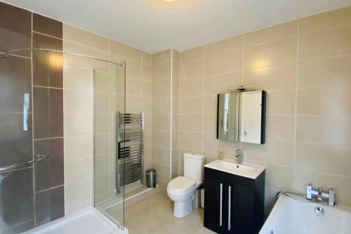 uma casa de banho com um WC, um lavatório e um chuveiro em Historic Kelham House with FREE on-site Parking em Sheffield