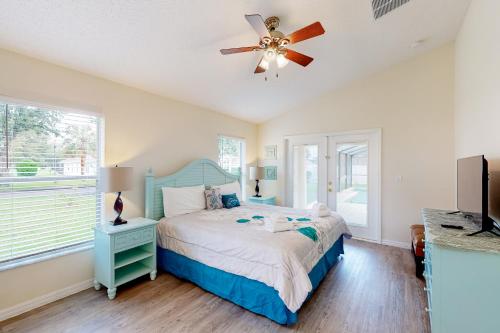 奧蘭多的住宿－Sandhill Serenity，一间卧室配有一张床和吊扇