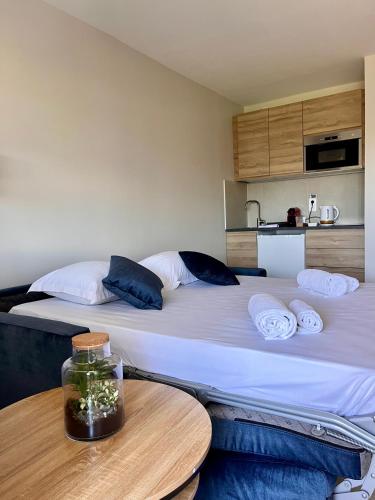 - 2 lits dans une chambre avec une table et une cuisine dans l'établissement La douceur de vivre à Cannes, à Cannes