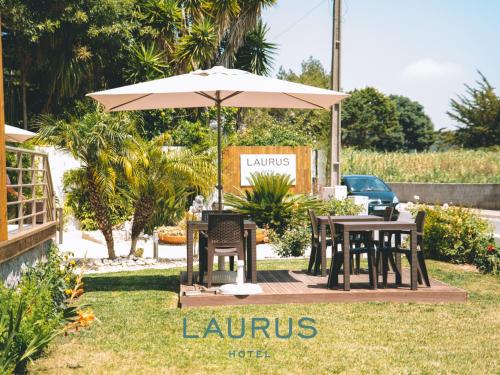 Κήπος έξω από το Laurus Hotel