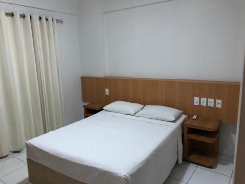 1 dormitorio con 2 camas y cortina en Golden Dolphin Grand Hotel, en Caldas Novas