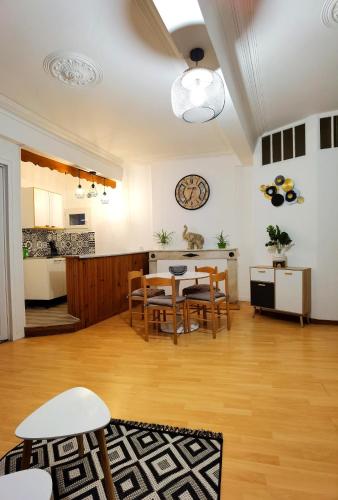 une cuisine et une salle à manger avec une table et des chaises dans l'établissement Charmant T2 meublé quartier château de Pau, à Pau