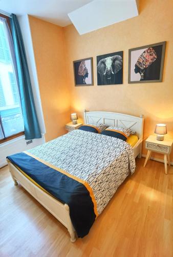 une chambre avec un lit king size dans une pièce dans l'établissement Charmant T2 meublé quartier château de Pau, à Pau