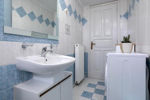 een witte badkamer met een wastafel en een toilet bij Antigoni's Family House! in Zakynthos