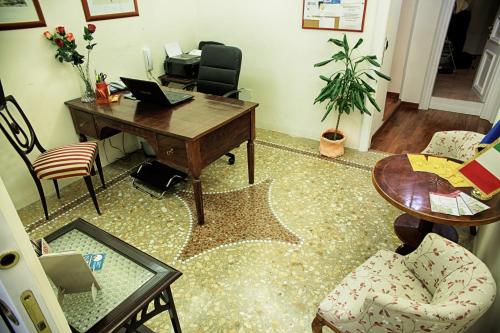 una oficina con escritorio, mesa y sillas en Domus Real Cardello, en Roma