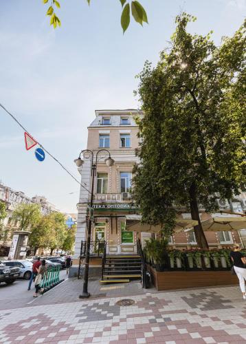 a building on the corner of a city street at Guest house "Golden Gate 911 " in Kyiv
