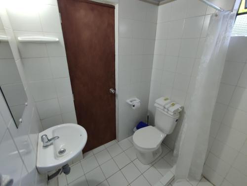a small bathroom with a toilet and a sink at Cabañas Casa Campo Guatavita in Guatavita