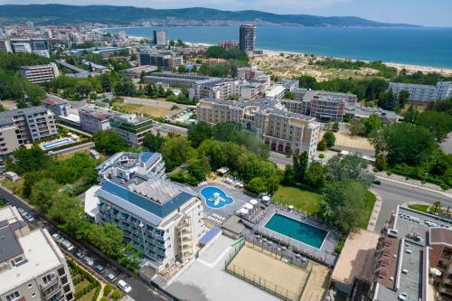 Una vista aérea de una ciudad con edificios y el océano. en Aquamarine Hotel - All Inclusive, en Sunny Beach