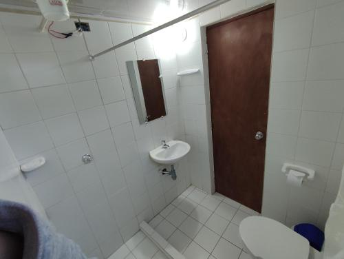 a bathroom with a toilet and a sink at Cabañas Casa Campo Guatavita in Guatavita