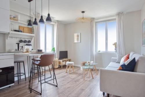 een keuken en een woonkamer met een bank en een tafel bij Very nice flat with AC two steps away from the sea - Bandol - Welkeys in Bandol