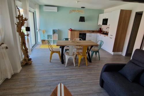 une cuisine et une salle à manger avec une table et des chaises dans l'établissement Charmant T3 en bord de mer, à Collioure