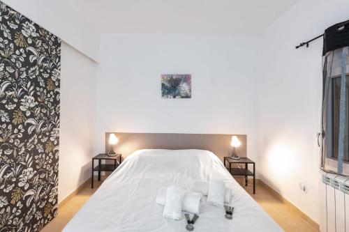 - une chambre avec un lit blanc et 2 serviettes dans l'établissement Appartement Jura - Welkeys, à Bandol