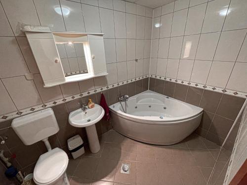 Een badkamer bij Korun's Lakeview Apartment