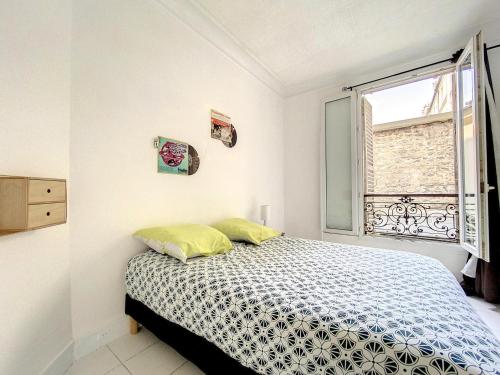 une chambre avec un lit et une fenêtre dans l'établissement La Boulangerie Parisienne - Central Rive Gauche, à Paris