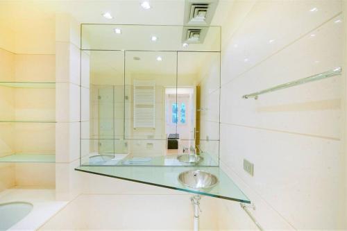 - un comptoir en verre dans une salle de bains avec deux lavabos dans l'établissement Ca' Santa Eufemia, cozy and classy, sleep 4, à Venise