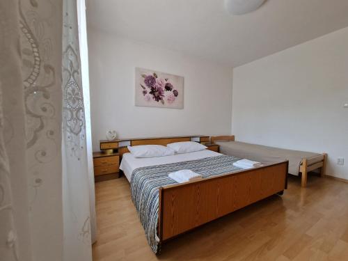 - une chambre avec un lit dans l'établissement Apartment Šoštarić, à Krk