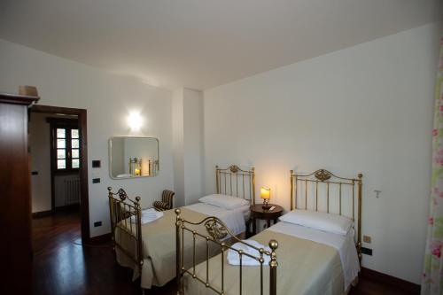 a bedroom with two beds and a mirror at Villa del Ruach in Merine