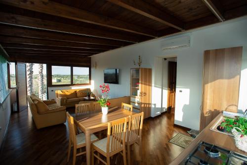 eine Küche und ein Wohnzimmer mit einem Tisch und Stühlen in der Unterkunft Villa del Ruach in Struda