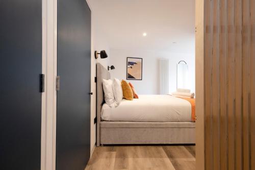 Uma cama ou camas num quarto em JOIVY Charming flats near Holyrood Park and Calton Hill