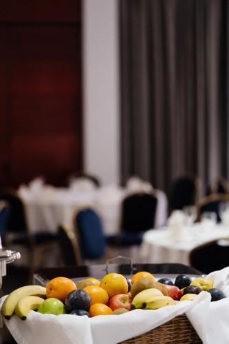 un vassoio di frutta su un tavolo in una stanza di San Nicolas Plaza a San Nicolás de los Arroyos