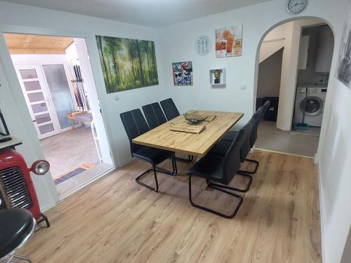 een eetkamer met een houten tafel en stoelen bij Apartment Garden-1 by Interhome in Karl