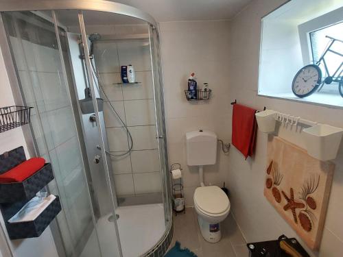 La salle de bains est pourvue d'une douche et de toilettes. dans l'établissement Apartment Garden-1 by Interhome, à Karl