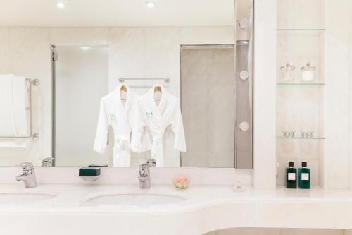 Ένα μπάνιο στο Le Bristol Paris, Oetker Hotels