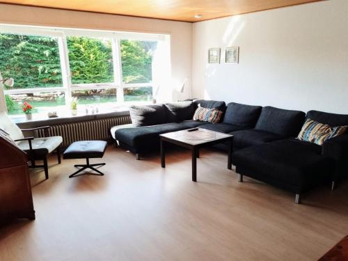 ein Wohnzimmer mit einem Sofa und einem Tisch in der Unterkunft Holiday Home Mats - 5-3km from the sea in NW Jutland by Interhome in Løkken