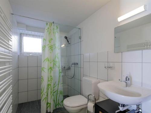 Ванная комната в Apartment Guarda Val Müller Erlenstube by Interhome