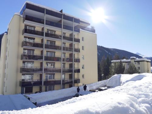 Apartment Attika Wohnung Allod Park Haus C 801 by Interhome durante el invierno