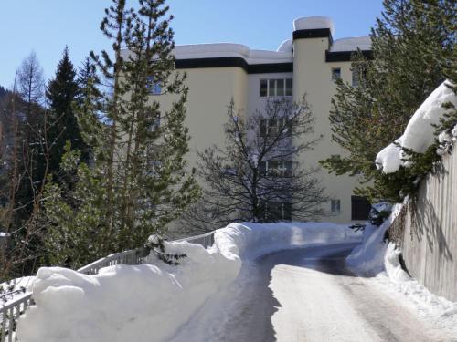 Apartment Attika Wohnung Allod Park Haus C 801 by Interhome durante el invierno