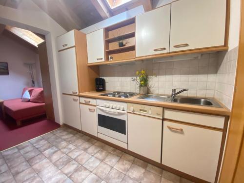 Una cocina o kitchenette en Apartment Top 4 by Interhome