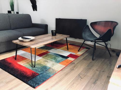 a living room with a coffee table and a couch at Escale à Fécamp 4 étoiles - garage privé in Fécamp