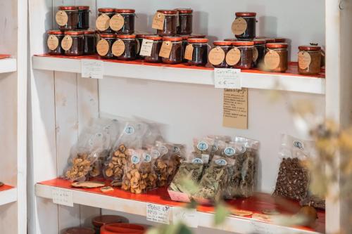 a shelf filled with lots of different types of food at I Giardini di Pomona in Cisternino