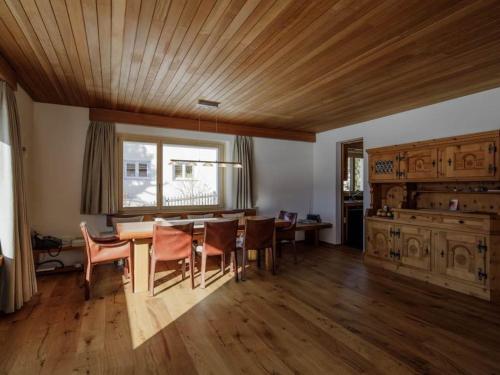d'une salle à manger avec une table, des chaises et une fenêtre. dans l'établissement Apartment Guarda Val Müller Lärchensitz by Interhome, à Lenz