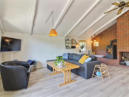 - un salon avec un canapé et une table dans l'établissement Holiday Home Weland - 800m from the sea in NW Jutland by Interhome, à Løkken