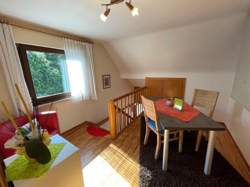 - un salon avec une table et une salle à manger dans l'établissement Apartment Kleeblatt by Interhome, à Breidscheid