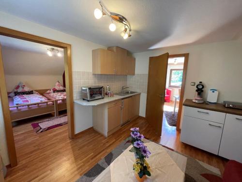Η κουζίνα ή μικρή κουζίνα στο Apartment Kleeblatt by Interhome