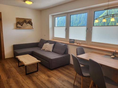 Posezení v ubytování Apartment Bergblick by Interhome