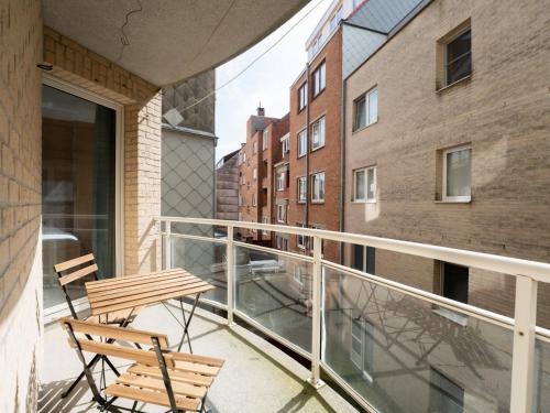 - Balcón con 2 sillas y mesa en Apartment Residentie Golfslag by Interhome en Ostende