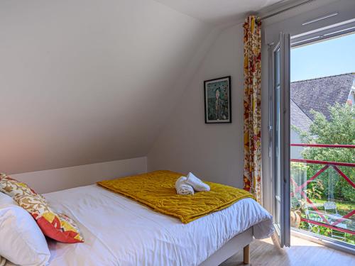 une chambre avec un lit et une grande fenêtre dans l'établissement Holiday Home Ranguhan-1 by Interhome, à Carnac