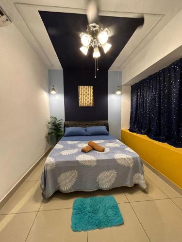 een slaapkamer met een bed met twee handdoeken erop bij Mabuti homestay in Donggongon