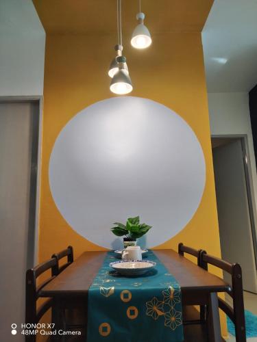 DonggongonにあるMabuti homestayの青い布と白い球体が付いたテーブル